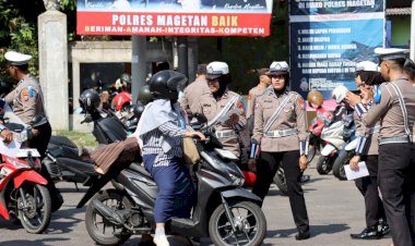 Aksi-Humanis-Polres-Magetan-di-Operasi-Zebra-Semeru-2024,-Berbagi-Coklat-Hingga-Bunga-untuk-Pengendara